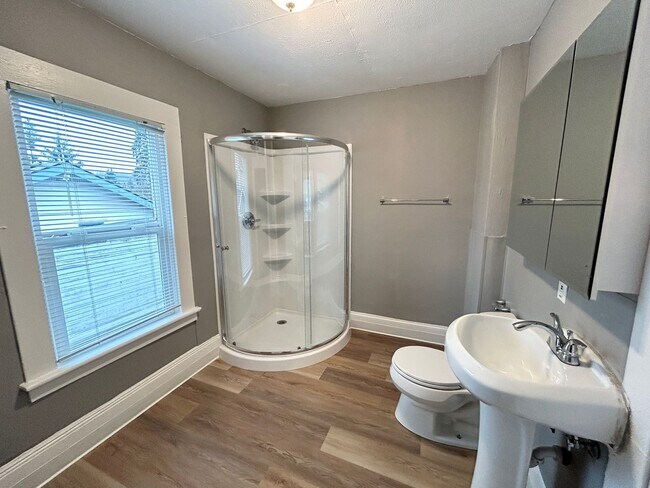 Building Photo - Adorable Sellwood 1 Bedroom with - Updated...