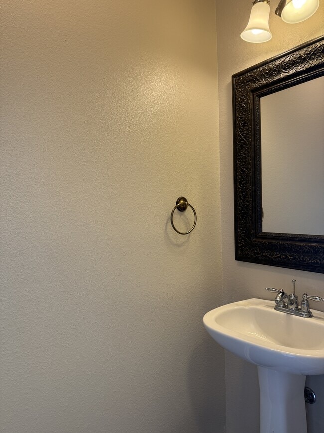 Building Photo - 1425 W Villa Maria Rd