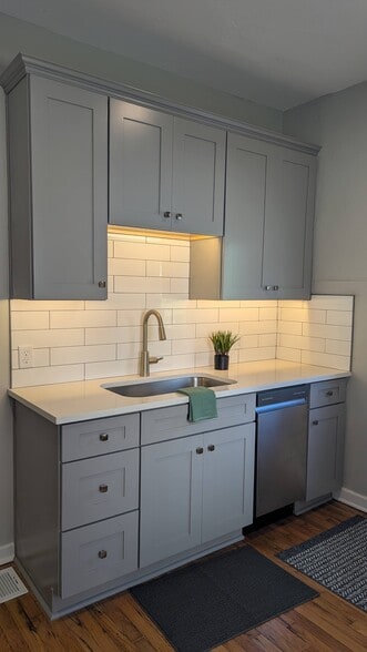 Undercabinet lighting - 4216 Mercier St