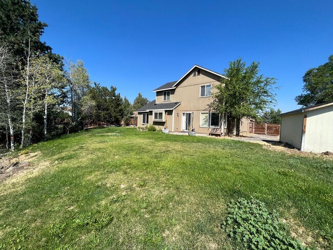 Building Photo - Large 3 Bed/2.5 Bath Located in Providence Neighborhood
