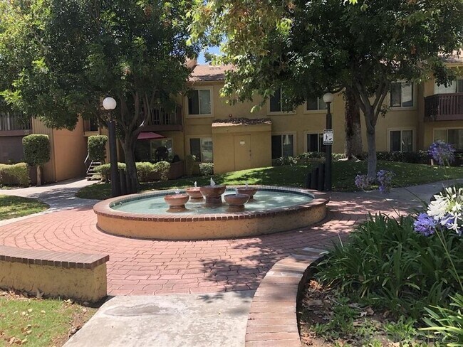 Building Photo - 2 Bed, 1 Bath Upstairs Condo with Private ...