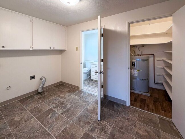 Building Photo - 25 Wedgewood Dr