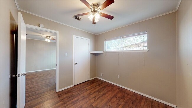 Building Photo - 204 Lynn Dr