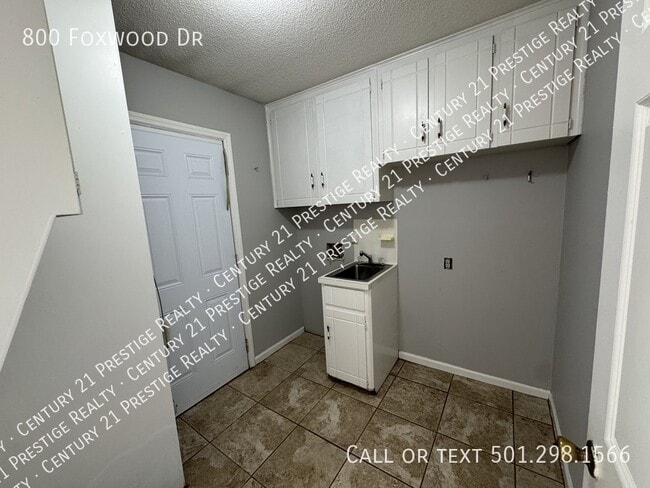 Building Photo - 800 Foxwood Dr