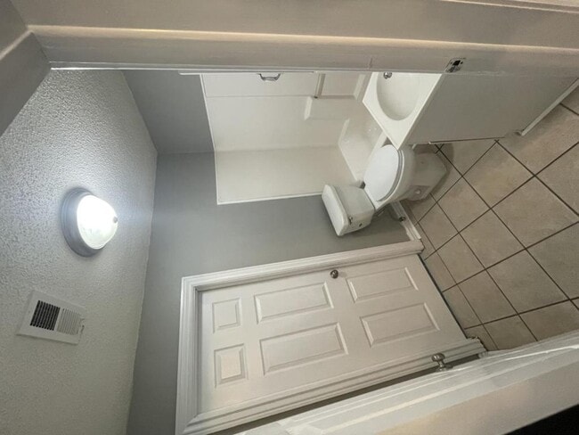 Building Photo - 821 New Hampshire Ave