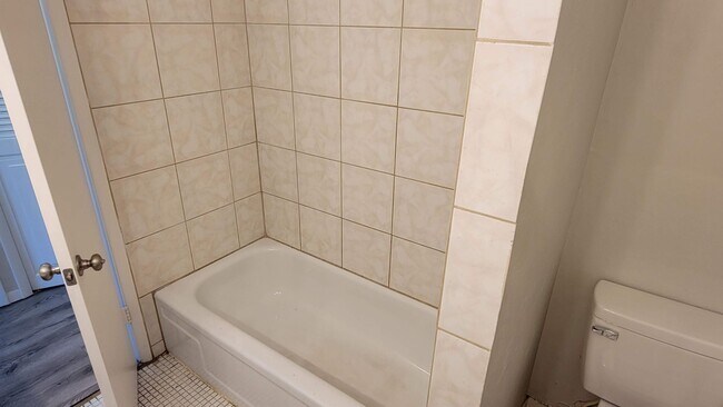Building Photo - 3 beds 3 bath condo on the golf course