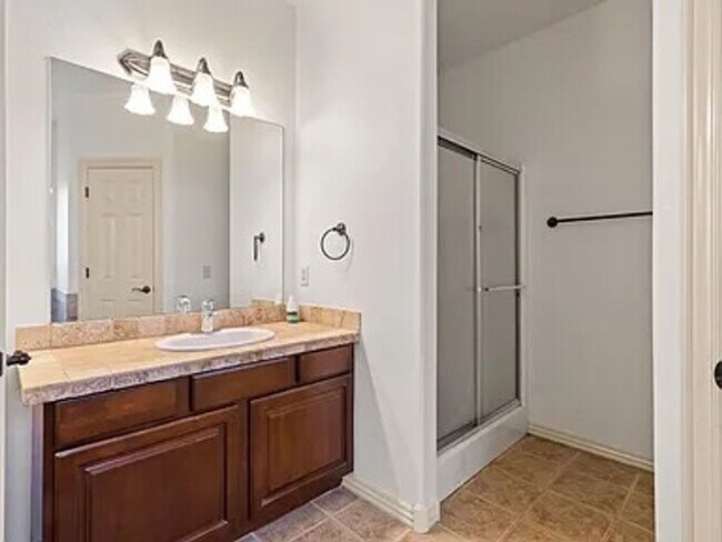 Building Photo - 1909 SW Elington St