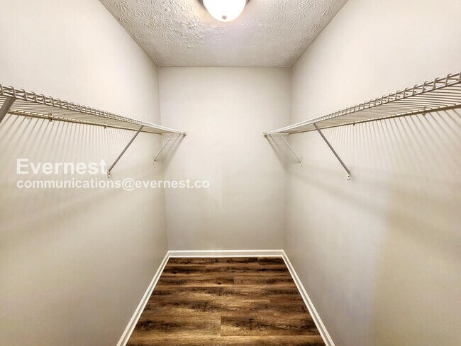 Building Photo - 3 Bed/1.5 Bath Home with Fenced Yard & Garage / Pet-Friendly