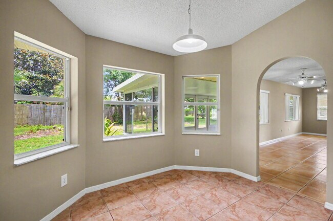 Building Photo - Charming Rental on Quiet Cul-de-Sac!