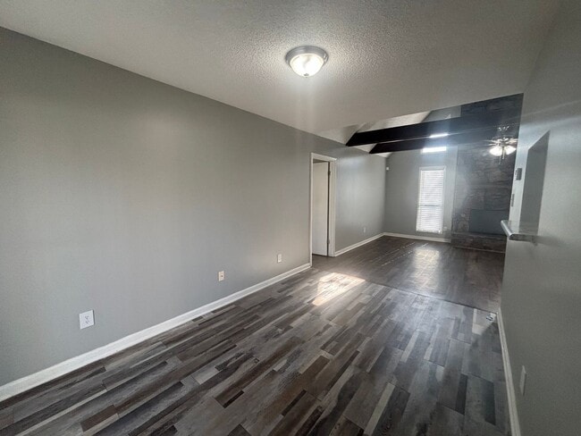 Building Photo - 5756 Crievewood Dr