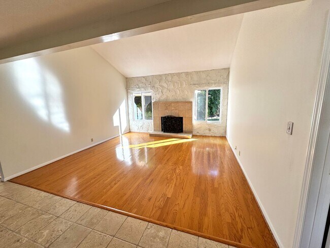 Building Photo - Quiet cul-de-sac Ondulando home