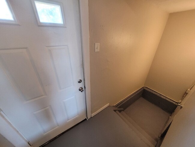 Building Photo - Pet Friendly Home near SW 9th, minutes fro...