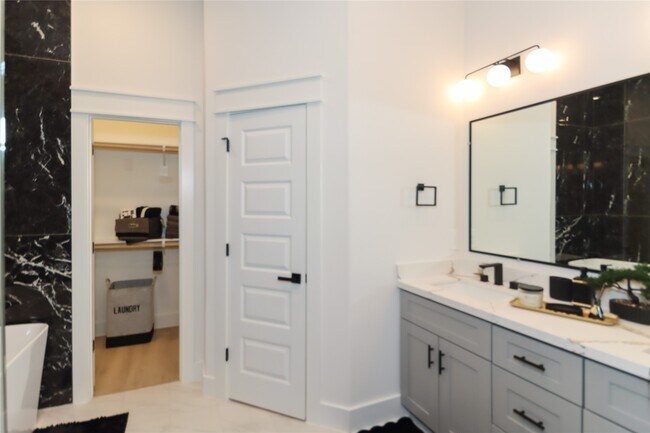 Building Photo - 4902 Higgins St