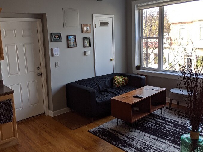 Living Room - 4363 N Lincoln Ave