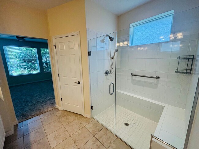 Building Photo - Beautiful movie in ready, large 2/2 in Ocala Preserve - All ages