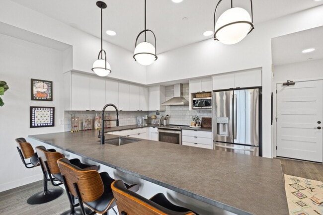 Building Photo - Hip Strip Furnished Condo in Reed Building $2,500 / Month - DATES NEGOTIABLE