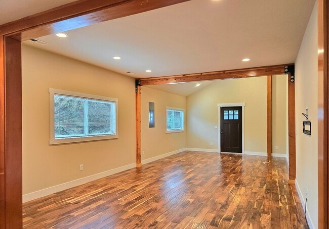 Building Photo - 3 Bedroom Home in Sedro Woolley Available Now