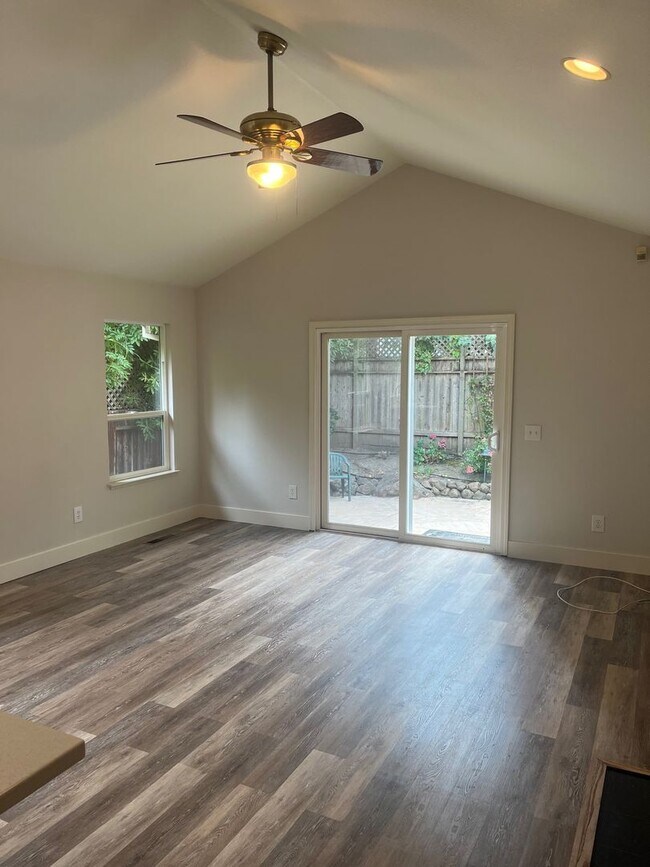 Building Photo - Large Single Level 4 Bedroom 2 Bathroom Home located in Northeast Rohnert Park