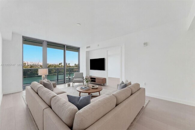 Building Photo - 9201 E Bay Harbor Dr