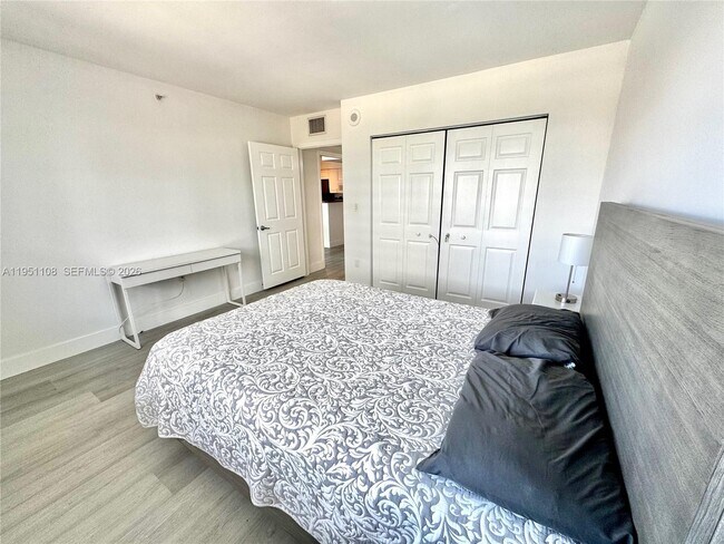 Building Photo - 1155 Brickell Bay Dr