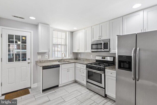 Building Photo - 625 Savage St