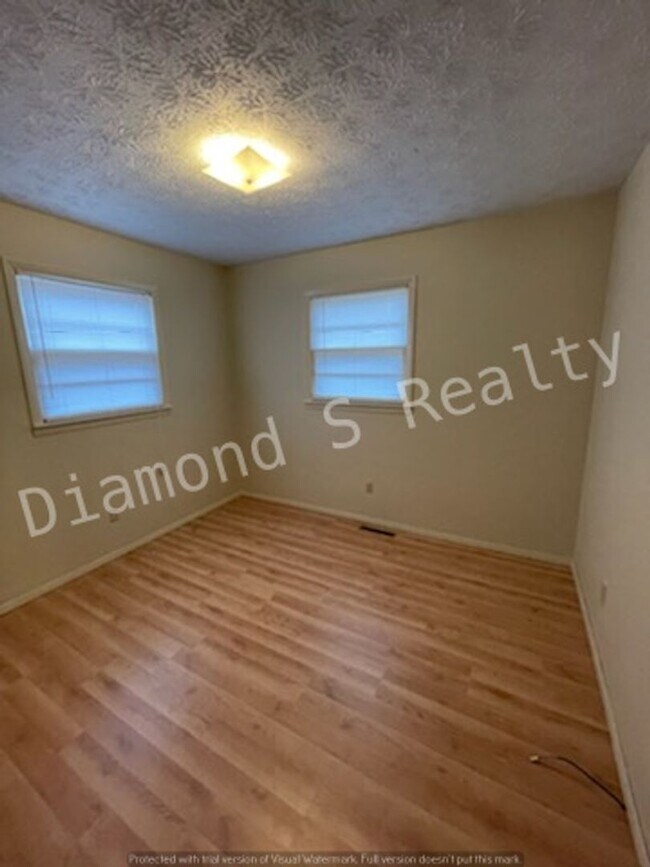 Building Photo - 3 Bedroom Home In Nice, Established Neighborhood