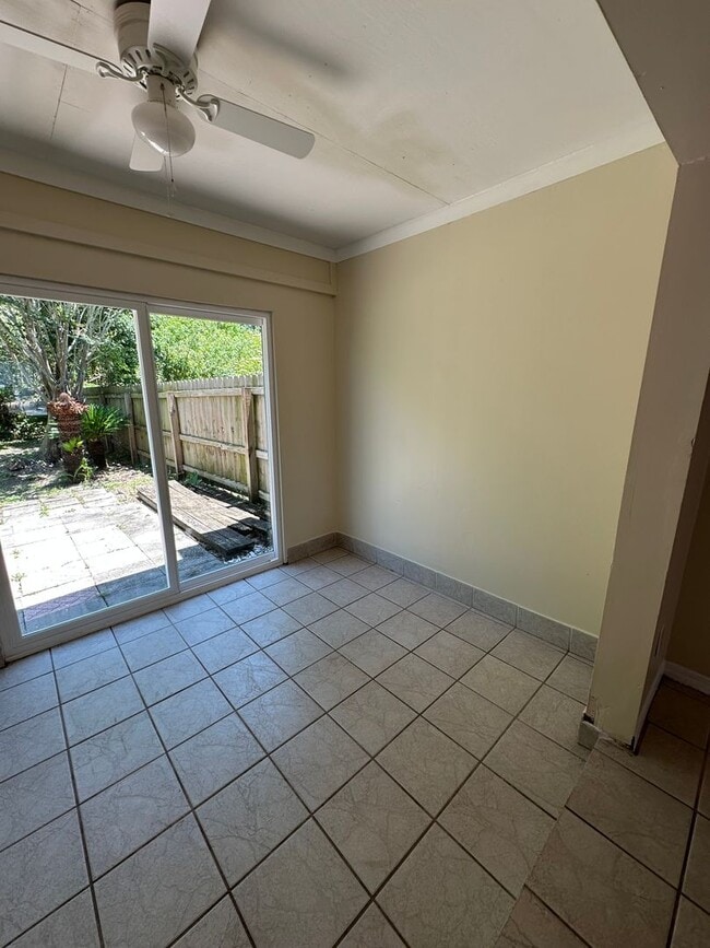 Building Photo - 2 bed 2 bath townhome, perfect location!