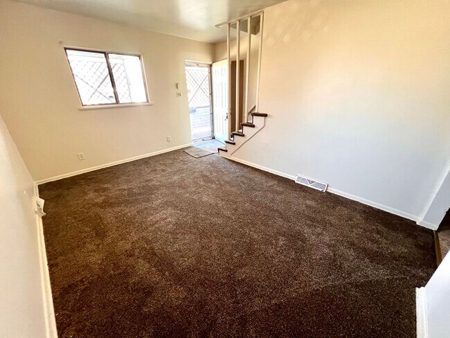 Building Photo - Recently Renovated - 3 bedroom 2 bathroom ...