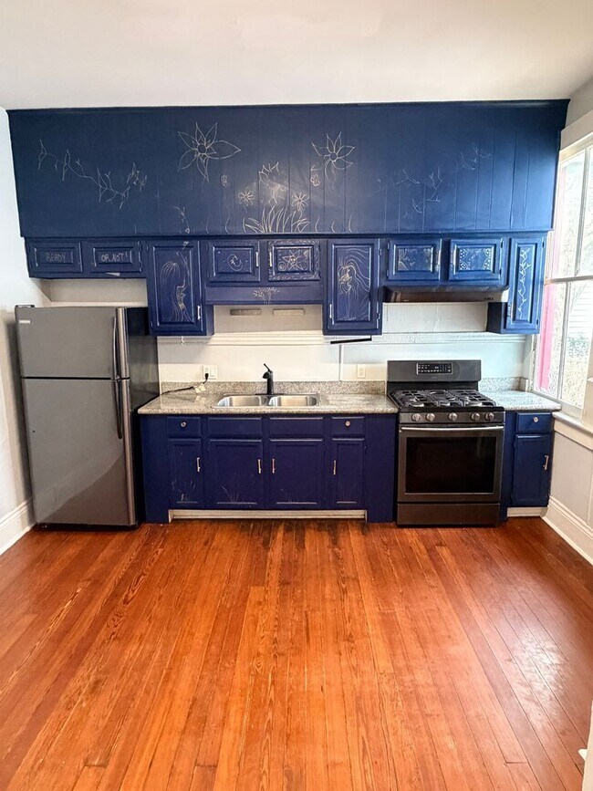 Building Photo - 2BD/1BA unit w/ big front porch, off street parking, and w/d!