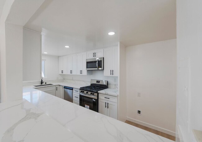 Building Photo - 1239 W Rosecrans Ave