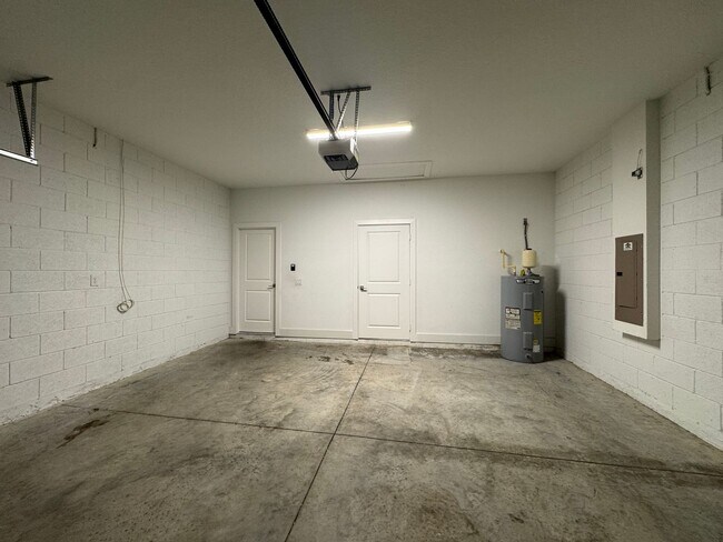 Building Photo - INCREDIBLE 4 Bedroom, 2 Bathroom Home in Poinciana!