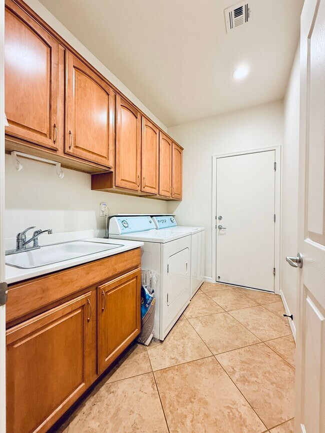 Building Photo - Beautiful Sun City Anthem home-55+ Community Available Now!