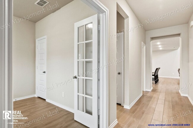 Building Photo - 2000 Plum Pk