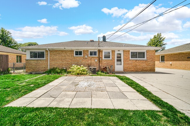 Building Photo - 1047 W Villa Dr