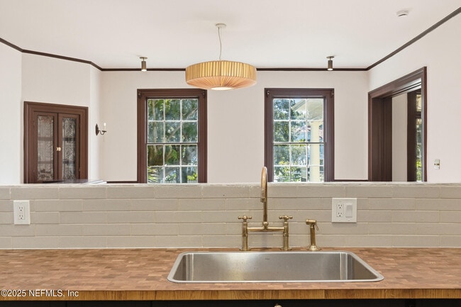 Building Photo - 2979 St Johns Ave