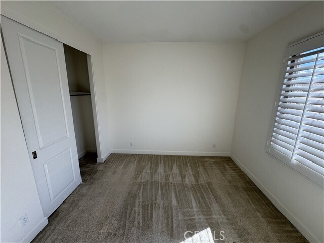 Building Photo - 66 Diamond Flats