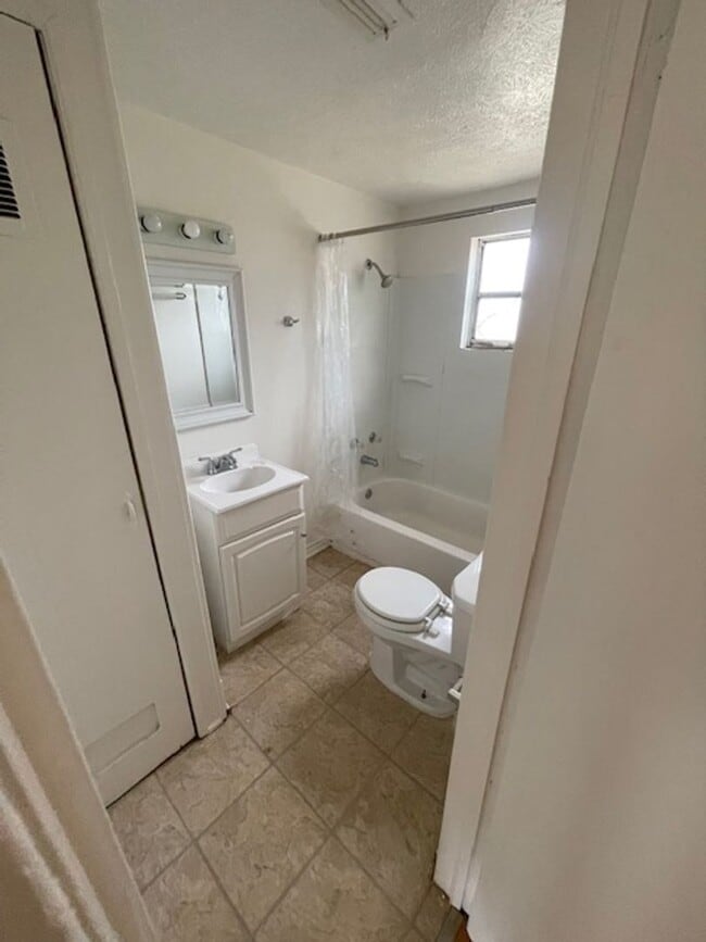 Building Photo - 2814 W Shady Shores Rd