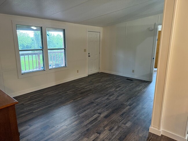 Building Photo - Move-In Ready 3/2 Home With Modern Upgrades & Country Charm