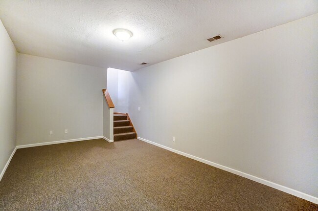 Building Photo - 1103 N Byrne Rd