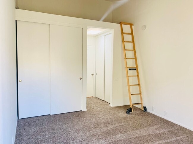 Building Photo - TOP FLOOR 1BD/1BA CONDO AVAILABLE AT THE PLAZA IN PACIFIC BEACH - $2,495/mo