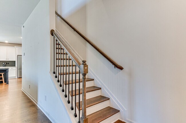 Building Photo - Two Story home in Quaker Knoll! Ready now !