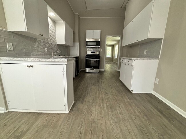 Building Photo - 3 Bedroom 1.5 Bathroom home with a 2 car g...