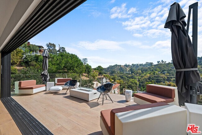 Building Photo - 8744 Skyline Dr