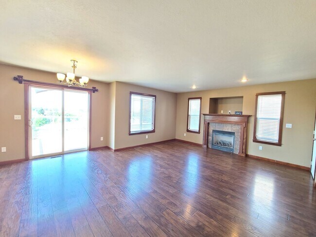 Building Photo - $2,200 -  3 Bed / 2.5 Bath Beautiful Spokane Valley House