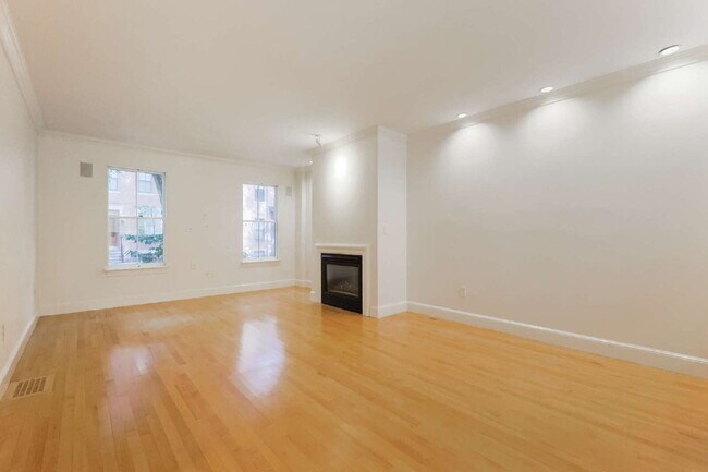 Building Photo - Updated 2-Bedroom Duplex Close to It All -...