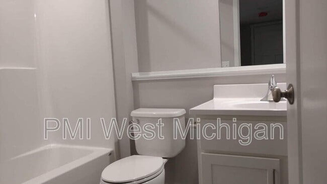 Building Photo - 546 W Elm St