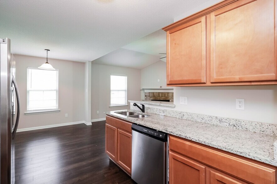 Building Photo - 1074 Darren Cir E
