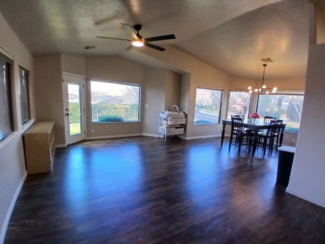 Building Photo - Pool, pickleball, views plus 3 bed 2 bath home.