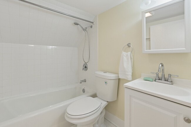 Building Photo - 5202 N Lakewood Ave