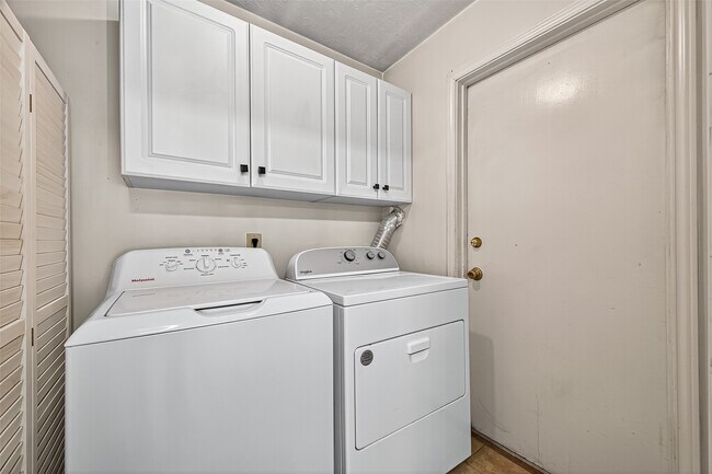 Building Photo - 802 Cascade Creek Dr